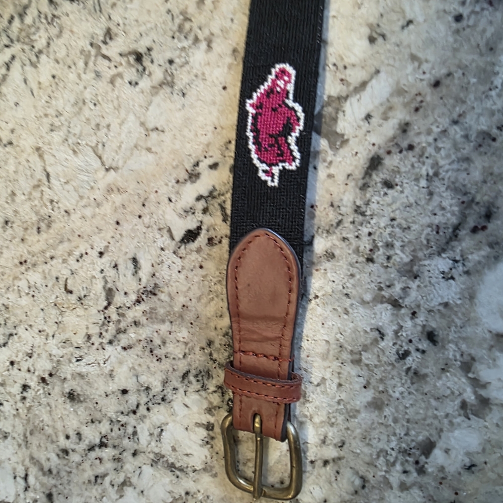 ARKANSAS RAZORBACKS SIZEBlack Belt w RED Embroidery &BLACK Leather Buckle